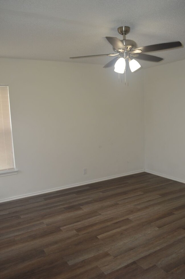 Building Photo - Charming 3 bed 2 bath with a converted gar...