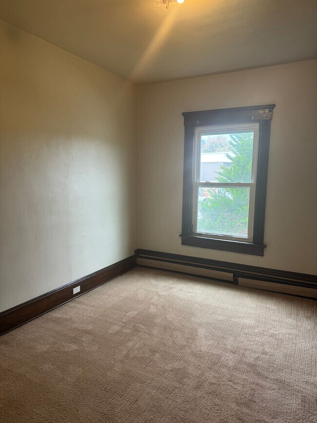 Building Photo - Newly Renovated 2 bedroom/1 bath Apartment!
