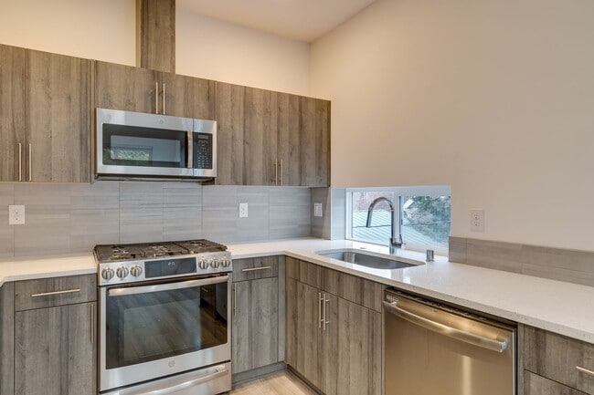 Building Photo - Queen Anne West Townhome with A/C Availabl...