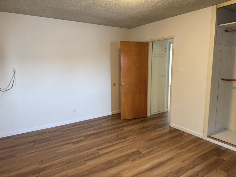 Building Photo - 330 E Fairview Ave