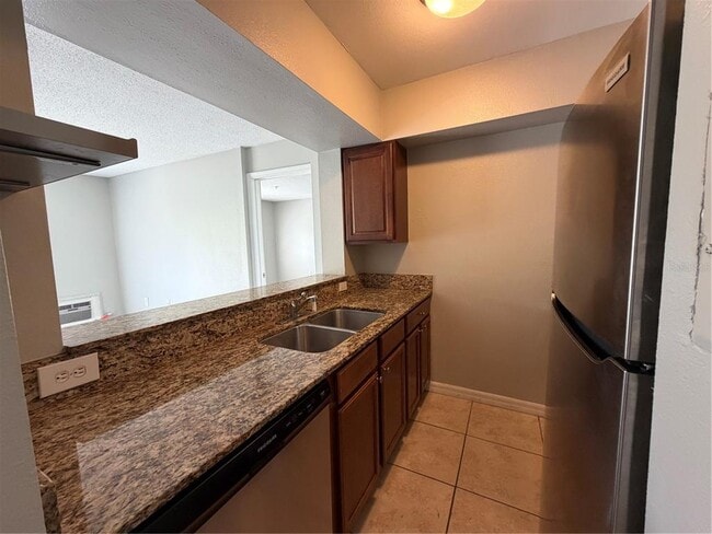 Building Photo - 406 S Cedar Ave