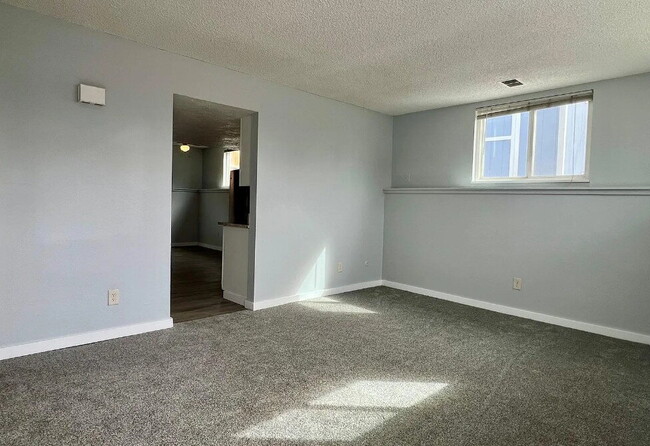 Building Photo - Beautiful 2-Bedroom Gem with Spacious Layo...