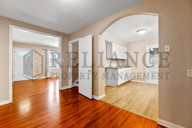 Building Photo - 536 S Glendale St