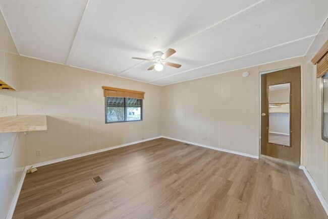 Building Photo - 2 Bedroom/1 Bathroom Home in the Green Valley Estates Subdivision!