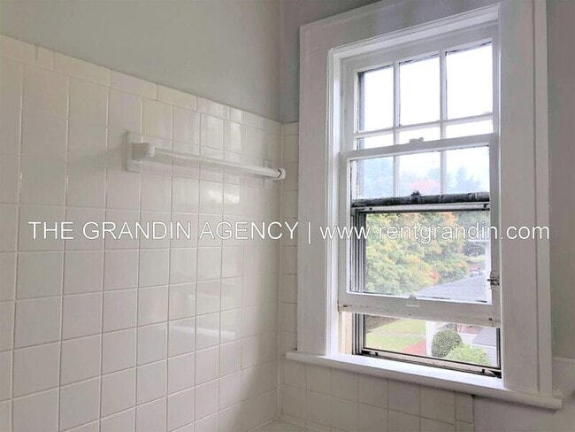 Building Photo - 2504 Longview Ave SW