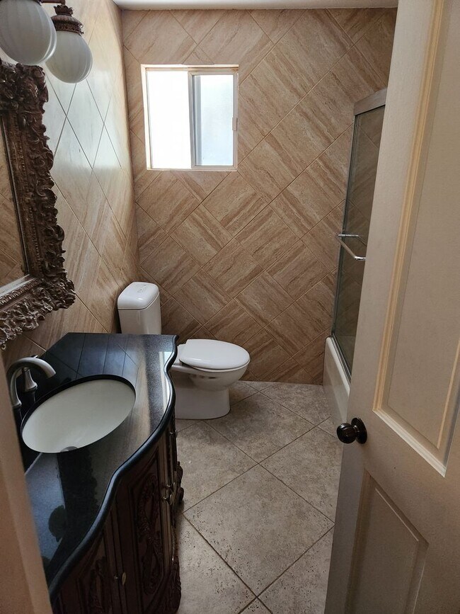 Building Photo - Awesome home in Paradise hills_Backing Buf...
