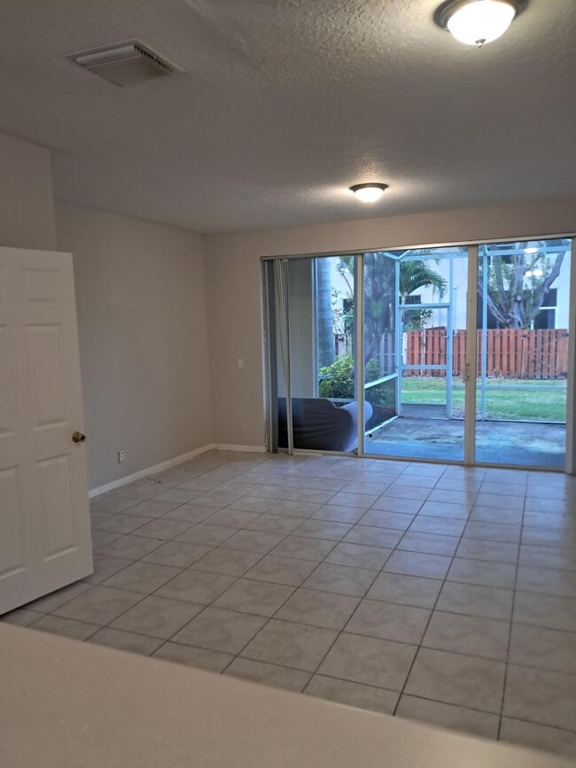 Building Photo - 9759 Lago Dr