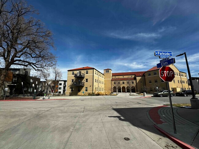 Building Photo - 2824 W Parkside Pl