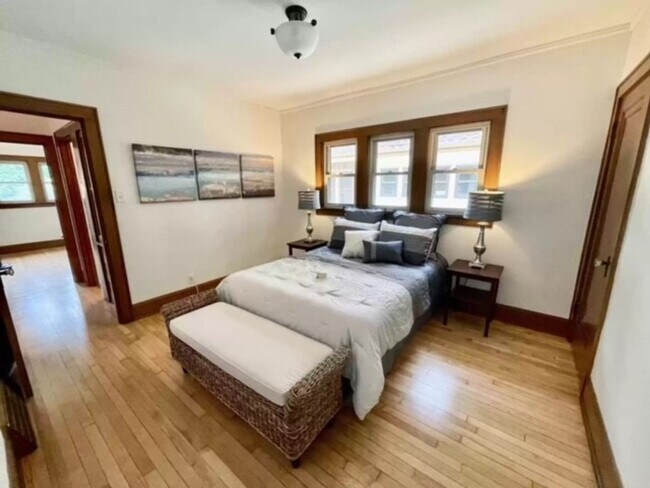 Building Photo - Beautiful  2 Bedroom + Den(3rd bedroom) Bungalow in Wauwatosa