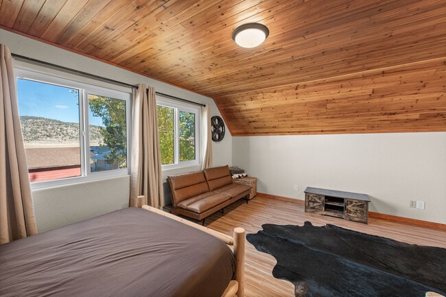 Building Photo - 1025 E Country Club Blvd