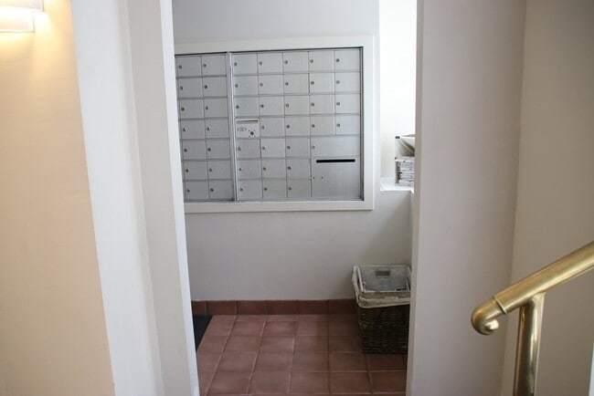 Building Photo - 21 Linden St