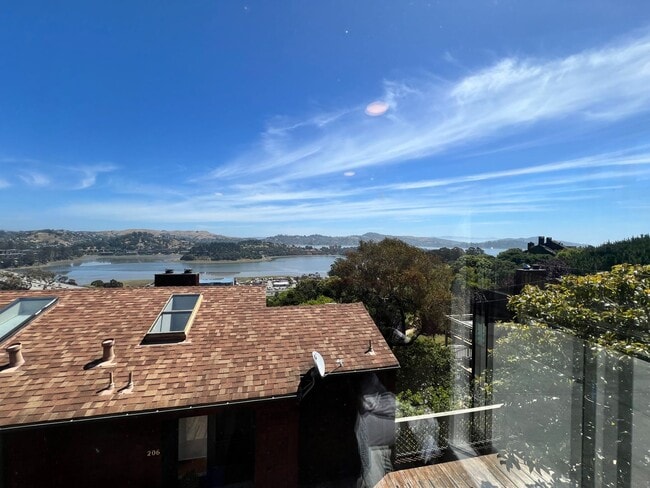 Building Photo - ONE LEVEL ONE BEDROOM TOP-UNIT CONDO IN HEADLANDS WITH STUNNING BAY VIEWS