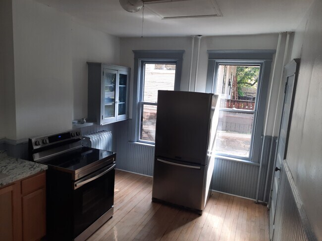 Building Photo - 429 N 10th Ave E