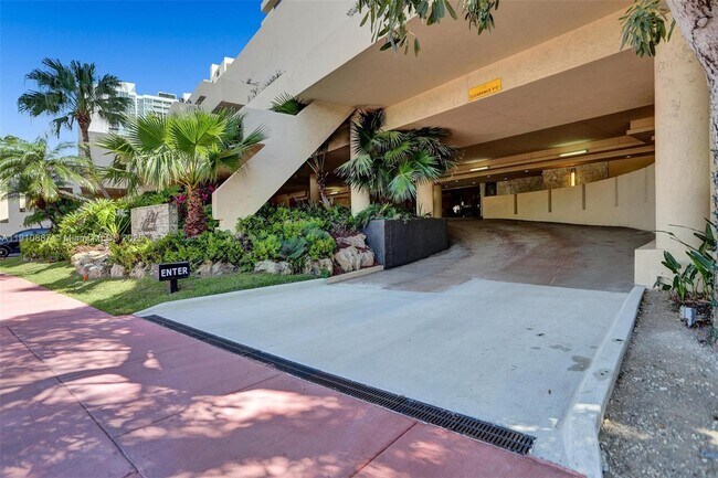 Building Photo - 2555 Collins Ave