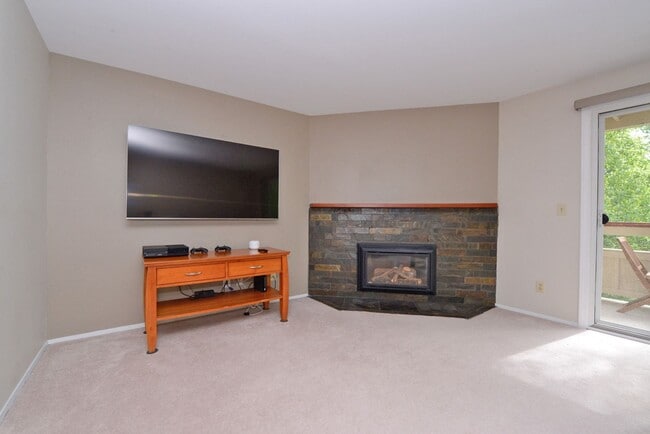 Building Photo - Convenient East Side Condo