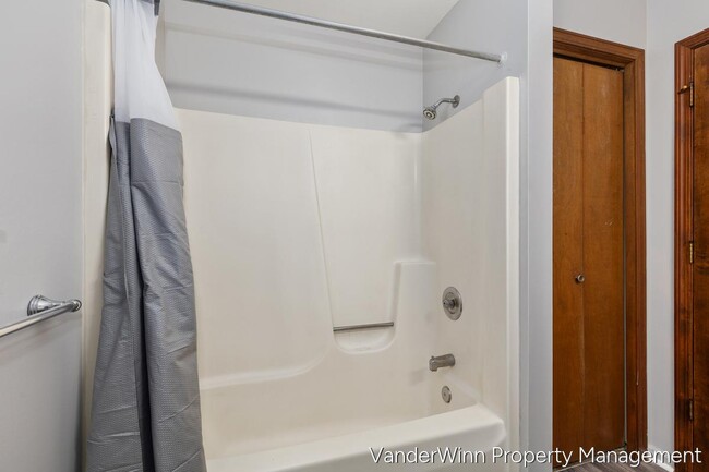 Building Photo - 6556 Bella Vista Dr NE