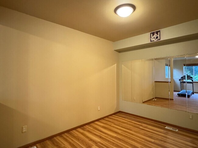 Building Photo - Spacious 4-Bedroom Home for Rent in Woodinville