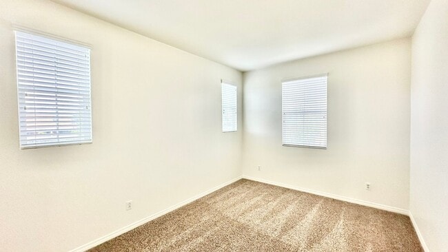 Building Photo - Beautiful, Stand Alone Condo in Resort-lik...