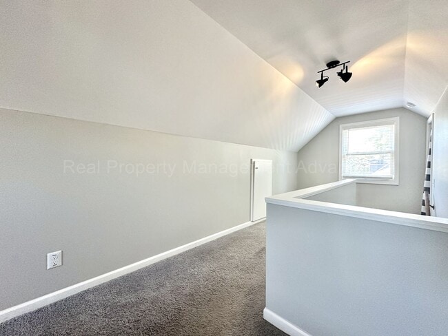 Building Photo - Spacious 4-Bedroom, 2-Bath Home in Clawson – Minutes from Downtown!