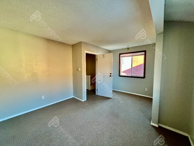 Building Photo - Em Ave Duplex