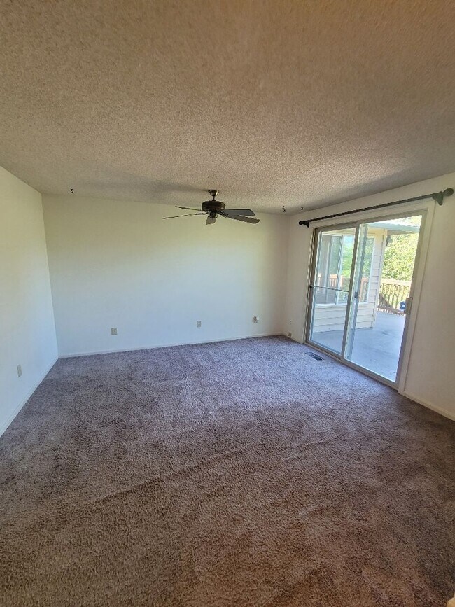 Building Photo - Kent 4 bedroom plus Den and 3 bathrooms & ...