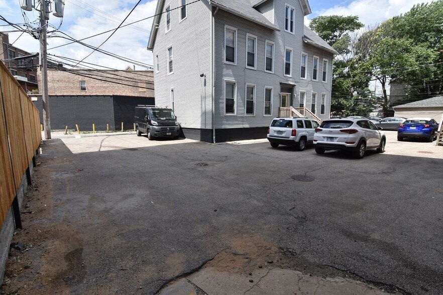 Building Photo - 3230 N Clark St