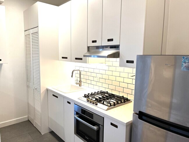 Building Photo - 821 Bergen Ave