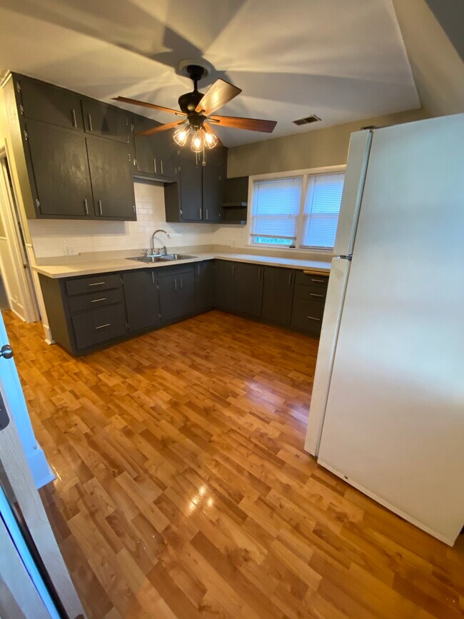 Building Photo - 929 E Clarke St