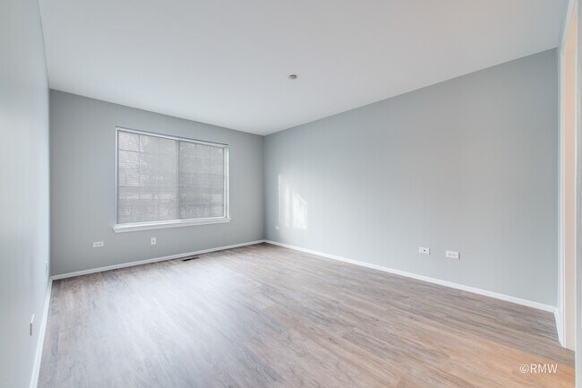 Building Photo - 460 Mayflower Ln