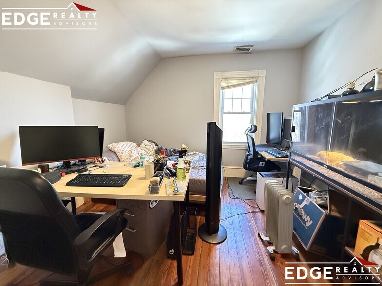 Building Photo - 60 Burton St