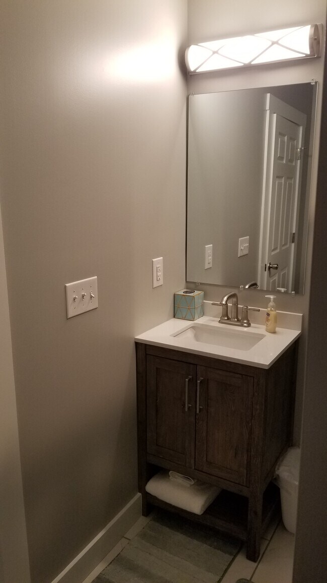 Building Photo - 2 Bigby St