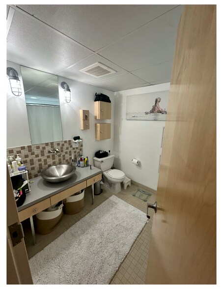 bathroom - 75 Maple St