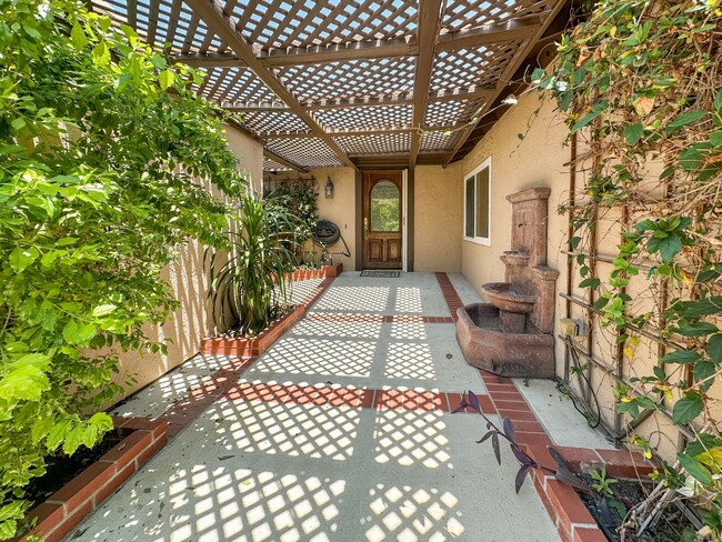 Building Photo - Stylish 4 Bedroom, 2 Bath Single-Story wit...