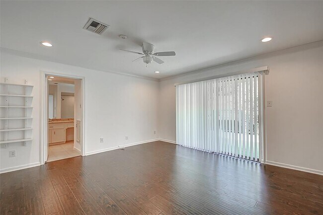 Building Photo - 201 Vanderpool Ln