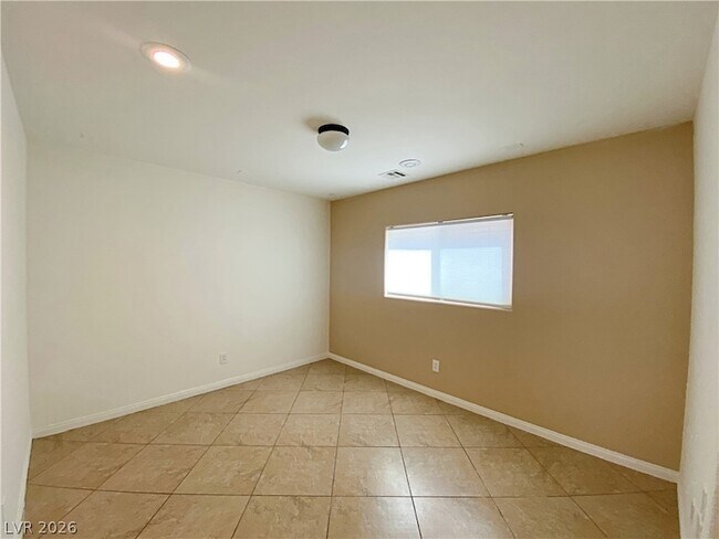 Building Photo - 6496 Robusta Ct