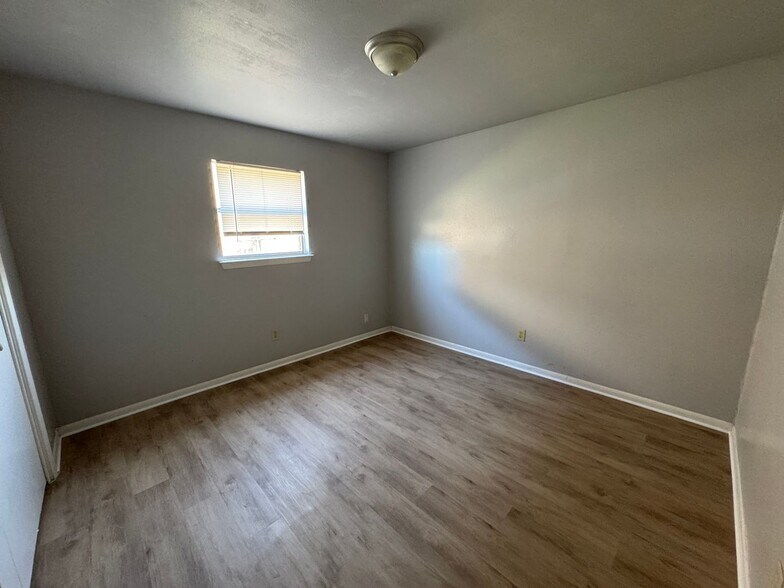 Building Photo - 611 Sunset Ln