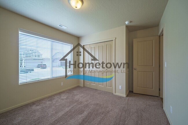 Building Photo - 3 Bedroom 2 Bathroom Home with Attached 2 ...