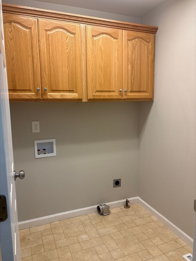 Building Photo - Spacious 3 Bedroom Home In Manchester...