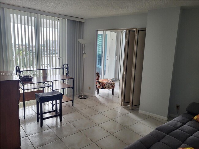 Building Photo - 100 Golden Isles Dr