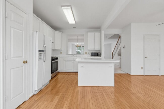 Building Photo - Wonderful Townhome
