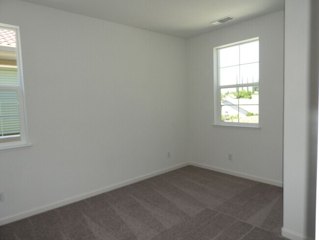 Building Photo - Beautiful Home in Roseville