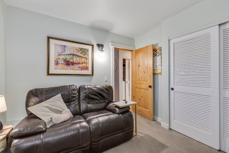 Building Photo - 1200 NE Territorial Rd