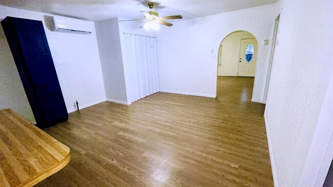 Building Photo - 405 E Bowie St