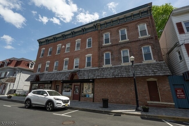 Building Photo - 36 E Main St