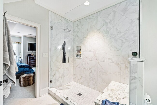 Building Photo - Elegant 5 bedroom home in Bedford!