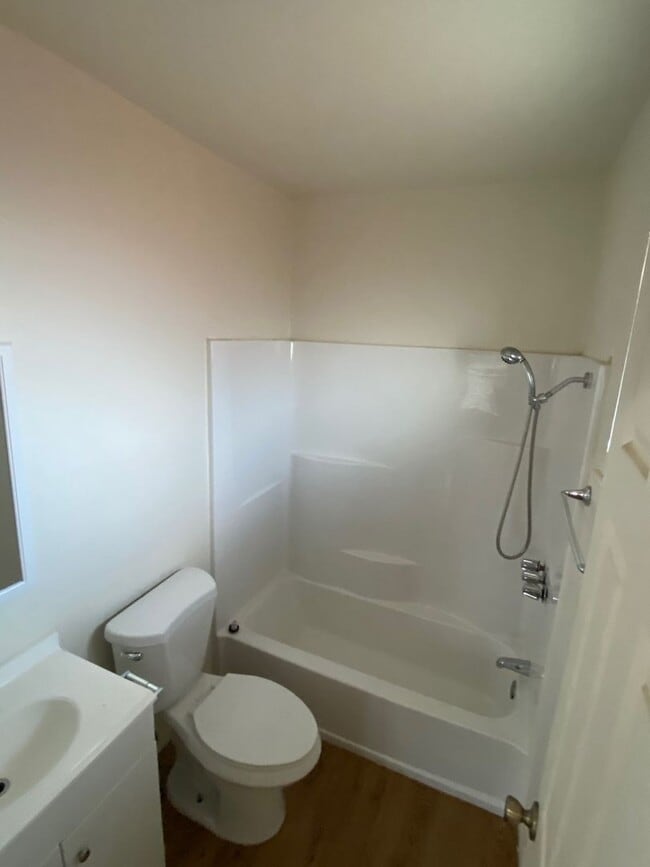 Building Photo - Perfect Small Family Home