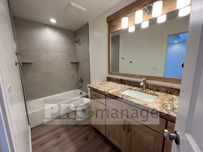 Building Photo - 3 Bed, 2 Bath Town Home w/ 2 Car Garage - ...