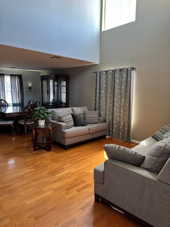 Building Photo - Fantastic 2 Story Home With Desirable Location