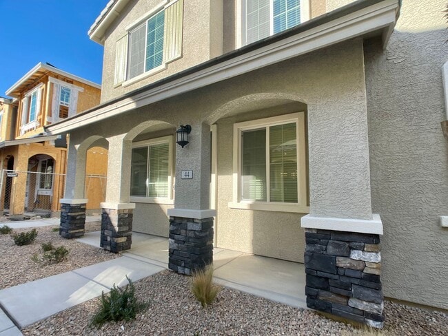 Building Photo - LOVELY TOWNHOUSE FOR RENT - GATED 3 BED 3 ...
