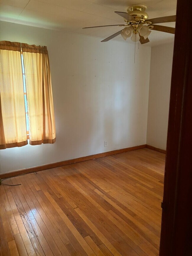 Building Photo - Charming Ranch Home With Attached Garage in Galesburg!